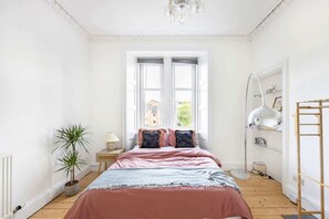 2 bedrooms, iron/ironing board, travel cot, free WiFi - Cosy 2BR - Easy Access to City Centre- Canal Walks (Edinburgh)
