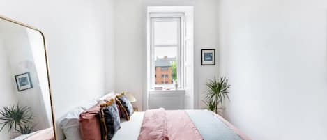 2 habitaciones, tabla de planchar con plancha y cuna de viaje