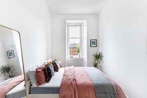 2 bedrooms, iron/ironing board, travel cot, free WiFi - Cosy 2BR - Easy Access to City Centre- Canal Walks (Edinburgh)
