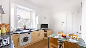 Fridge, oven, stovetop, coffee/tea maker
