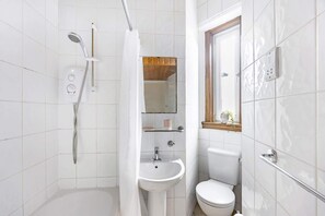 Suihku, hiustenkuivaaja, pyyhkeet, saippua