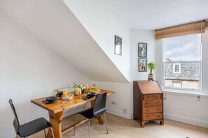 Dining - Cozy 1BR in New Town - Steps from the Royal Mile (Edinburgh)