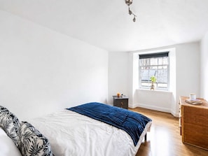 1 bedroom, desk, iron/ironing board, travel cot - Cozy 1BR in New Town - Steps from the Royal Mile (Edinburgh)
