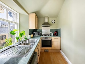Coffee/tea maker, fridge, microwave, oven - Cozy 1BR in New Town - Steps from the Royal Mile (Edinburgh)