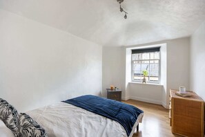 1 bedroom, desk, iron/ironing board, travel cot - Cozy 1BR in New Town - Steps from the Royal Mile (Edinburgh)