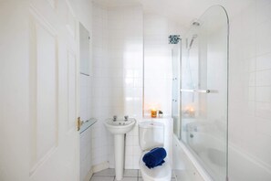 Shower, hair dryer, towels, shampoo - Cozy 1BR in New Town - Steps from the Royal Mile (Edinburgh)