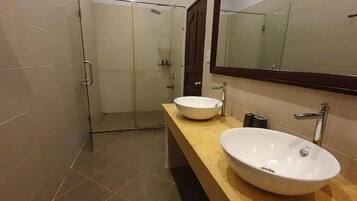 Family Bungalow, Garden View | Bathroom