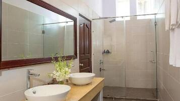 Family Bungalow, Garden View | Bathroom