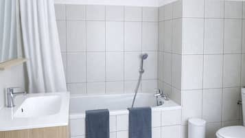 SĂšche-cheveux, serviettes fournies, savon, papier toilette
