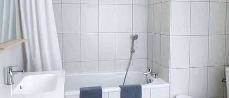 Hiustenkuivaaja, pyyhkeet, saippua, vessapaperi