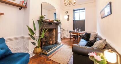 Cobb's Margate Old Town Hideaway - Minutes To the Beach, Galleries and Eateries
