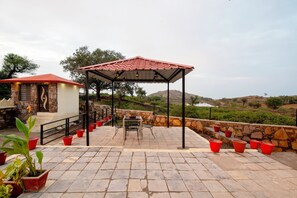 Outdoor dining - Alaya stays Colonel Retreat 3 BHK  (Kundal Ubeshwarji)