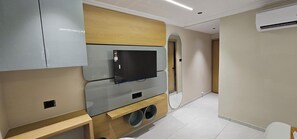 Deluxe Double Room, City View | Interior