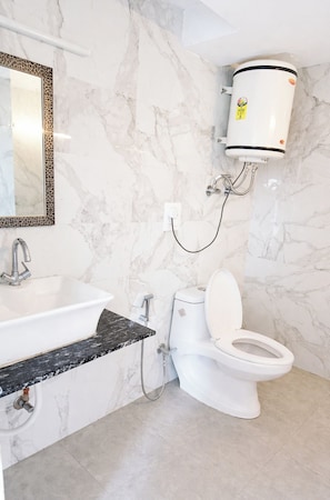 Shower, rainfall showerhead, slippers, bidet - Premium Hotel A-P-S-A-R-A Grand Shimla (Shimla)