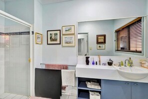 Shower, towels, soap, toilet paper - Toogoom Beachfront (Toogoom)