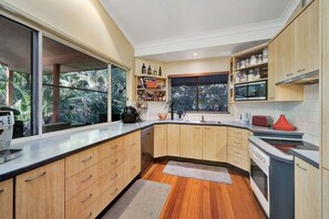 Private kitchen - Toogoom Beachfront (Toogoom)