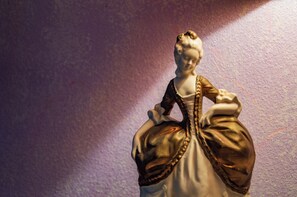 Interior detail - Cliff Cottage Inn - Colette Queen Jacuzzi Suite (Eureka Springs)