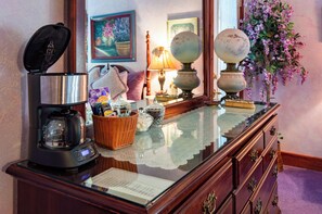 Interior - Cliff Cottage Inn - Colette Queen Jacuzzi Suite (Eureka Springs)