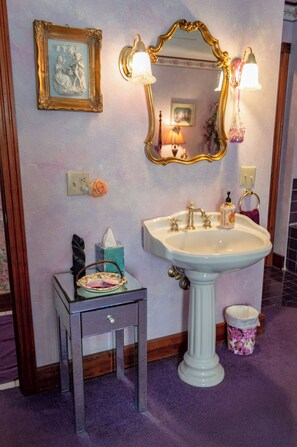 Jetted tub, hair dryer - Cliff Cottage Inn - Colette Queen Jacuzzi Suite (Eureka Springs)