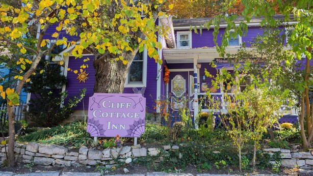 A purple building with a sign that reads 'Cliff Cottage Inn.' - Cliff Cottage Inn - Colette Queen Jacuzzi Suite (Eureka Springs)