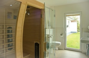 Shower, hair dryer, soap, toilet paper - Cozy house with garden and sauna (Fehmarn)