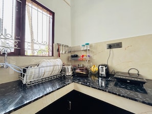 Refrigerador, tetera eléctrica y tostadora