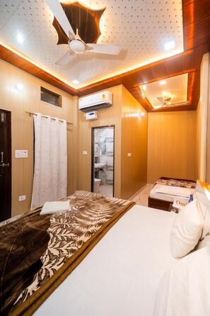Deluxe Triple Room | Free WiFi - Omji Ashram- Dwarika Bhawan (Ayodhya)