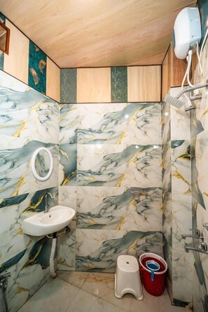 Kolmen hengen deluxe-huone | Kylpyhuone | Suihku, ilmaiset hygieniatuotteet, pyyhkeet