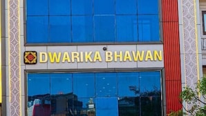 Un bâtiment sur lequel on peut lire l’inscription « DWARIKA BHAVAN » et qui arbore un logo avec un emblème rouge et jaune.