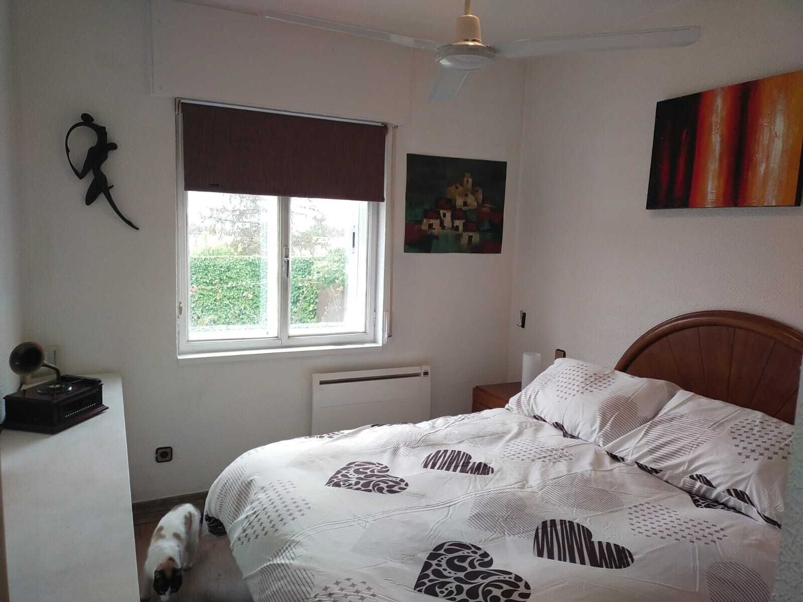 Tabla de planchar con plancha, wifi, ropa de cama