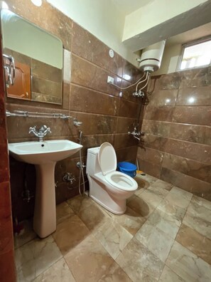 Standard Double Room | Bathroom