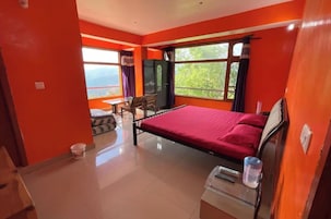 Hypo-allergenic bedding, desk, soundproofing, free WiFi