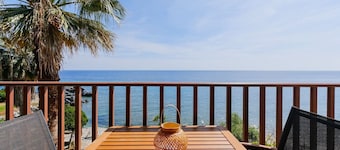 Amfitriti Seafront Apartment 6 by RentalsPro