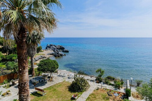 Amfitriti Seafront Apartment 6 by RentalsPro
