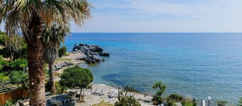 Amfitriti Seafront Apartment 6 by RentalsPro