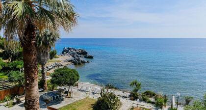 Amfitriti Seafront Apartment 6 by RentalsPro