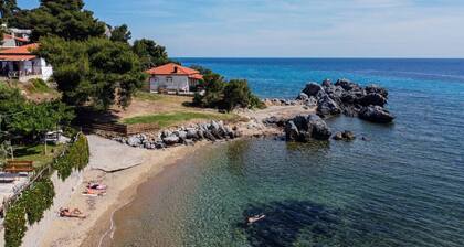 Amfitriti Seafront Apartment 5 by RentalsPro
