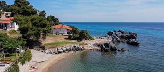 Amfitriti Seafront Apartment 5 by RentalsPro