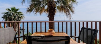 Amfitriti Seafront Apartment 5 by RentalsPro