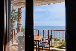 Outdoor dining - Amfitriti Seafront Apartment 4 by RentalsPro (Pallini)