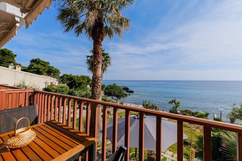 Amfitriti Seafront Apartment 4 by RentalsPro