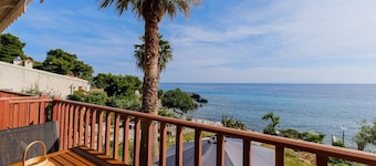Amfitriti Seafront Apartment 4 by RentalsPro
