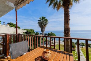 Outdoor dining - Amfitriti Seafront Apartment 3 by RentalsPro (Loutra Agias Paraskevis)