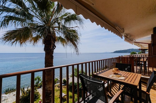 Amfitriti Seafront Apartment 3 by RentalsPro