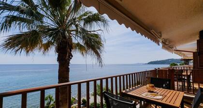 Amfitriti Seafront Apartment 3 by RentalsPro