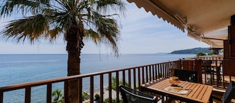 Amfitriti Seafront Apartment 3 by RentalsPro