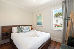 2 bedrooms, iron/ironing board, free WiFi, bed sheets - Stylish Inner-City Terrace with Courtyard & AC (Darlington)
