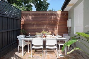 Outdoor dining - Stylish Inner-City Terrace with Courtyard & AC (Darlington)