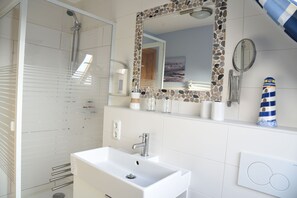 Shower, hair dryer, towels - Cozy vacation apartment on the Baltic Sea, with large garden (Behrensdorf (Ostsee))