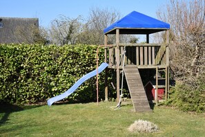 Children's area - Cozy vacation apartment on the Baltic Sea, with large garden (Behrensdorf (Ostsee))